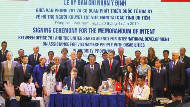 Nine U.S. Senators Visit Bien Hoa